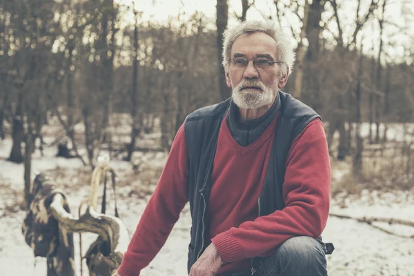 Homem velho na floresta nevada — Fotografia de Stock