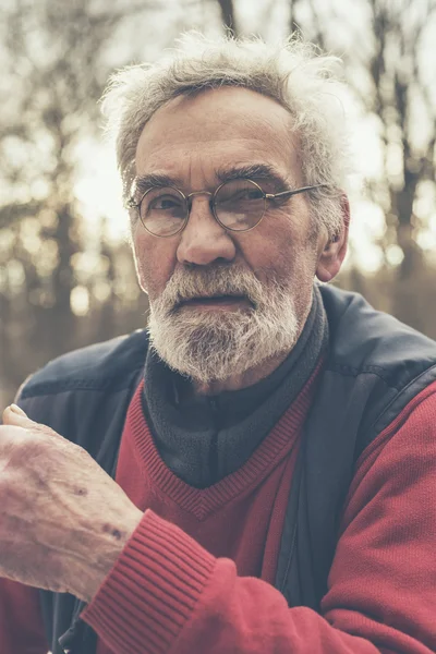 Homem idoso em jaqueta olhando afar — Fotografia de Stock