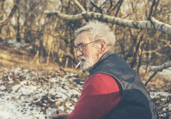 Homme âgé fumant une cigarette à l'extérieur — Photo