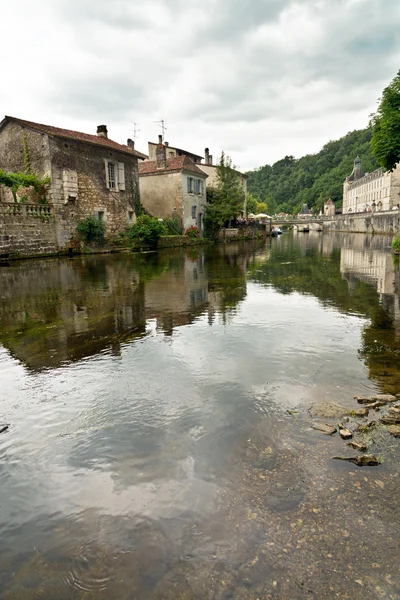 Klares Wasser am Fluss mit Häusern — Stockfoto