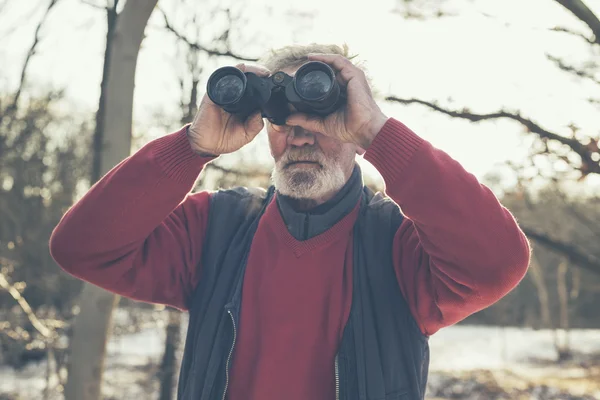 Γενειοφόρος άνδρας birdwatching το χειμώνα — Φωτογραφία Αρχείου