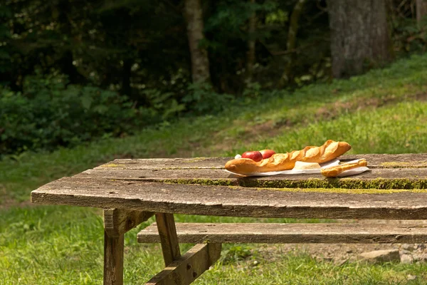 Brot und Äpfel auf altem Tisch — Stockfoto