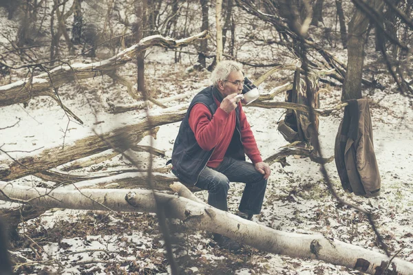 Woods, eski erkek Camper — Stok fotoğraf