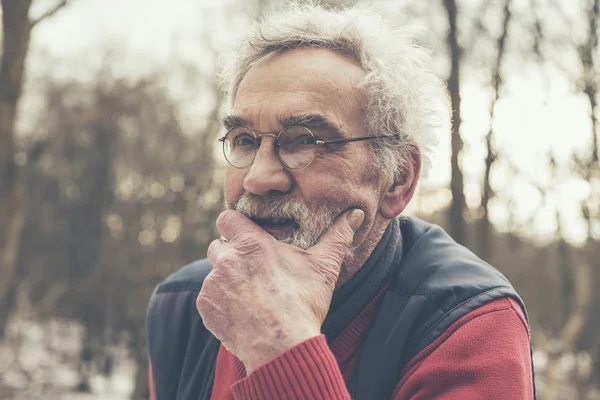 Sérieux vieil homme regardant loin — Photo