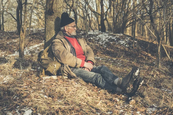 Gammal Man vilar på skogsmarken — Stockfoto