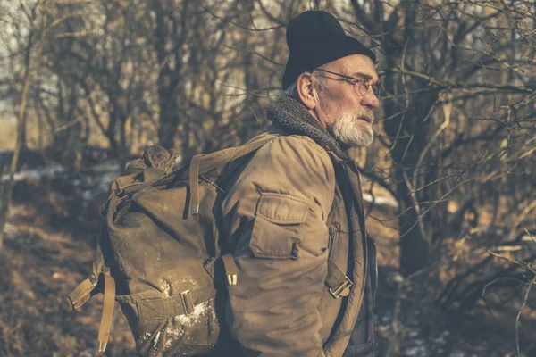 Uomo anziano godendo di una escursione nella natura selvaggia — Foto Stock