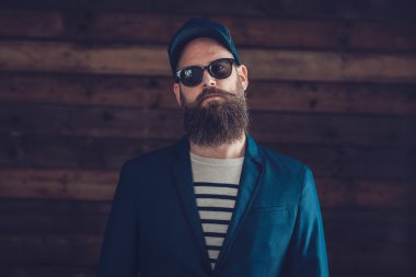 Trendy kapaklı şık keçi sakallı adam