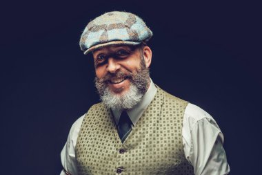 Yakışıklı sakallı adam gülümseme ile