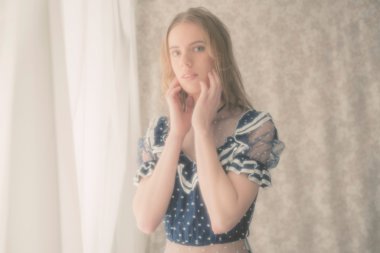 Yüzüne dokunan kadın