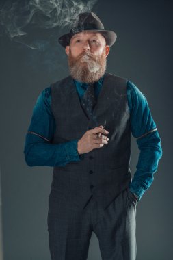 Sigara içen bir adam