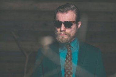 Orta yaş erkek güneş gözlüğü ile