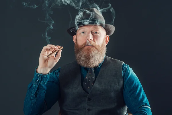 Hombre adulto con barba larga —  Fotos de Stock