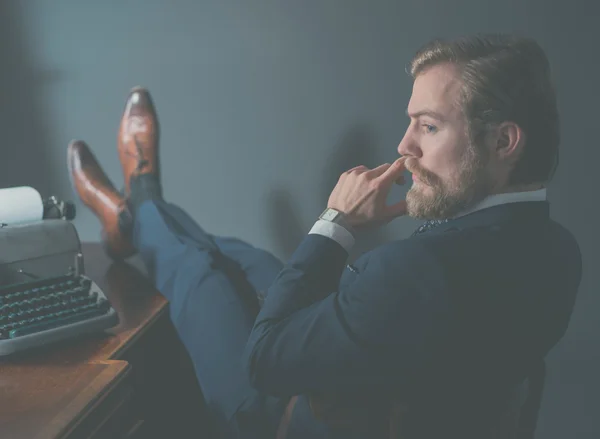 Elegante uomo d'affari retrò — Foto Stock