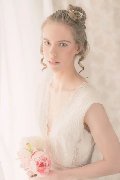 Wunderschöne Frau mit Rosen — Stockfoto