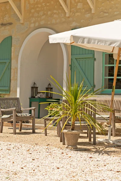 Chaises en bois devant la maison — Photo