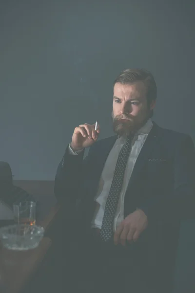 Uomo d'affari vintage seduto a fumare — Foto Stock
