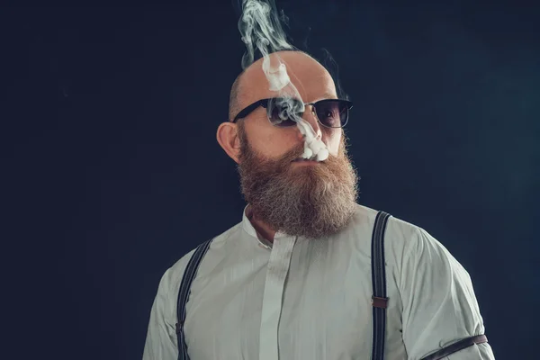 秃头的山羊胡子男性吸烟者 — 图库照片