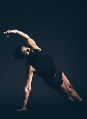 Uzun sakallı atletik adam