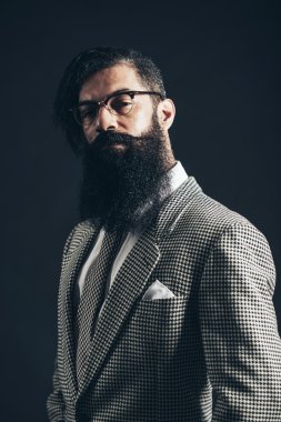 resmi kıyafetli adam