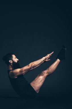 Atletik adam oturuyor