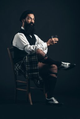 Sandalyede oturan adam.