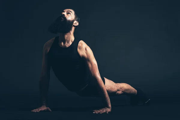 De man die yoga doet — Stockfoto