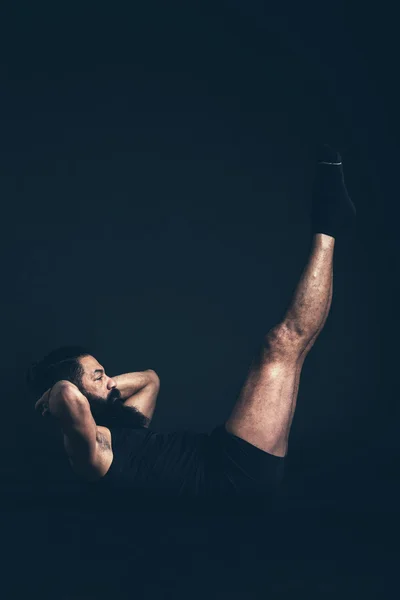 Mannen i träning med händer — Stockfoto