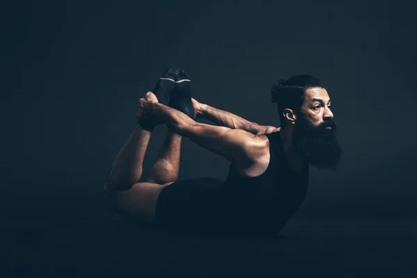 Guy haciendo Dhanurasana Pose —  Fotos de Stock