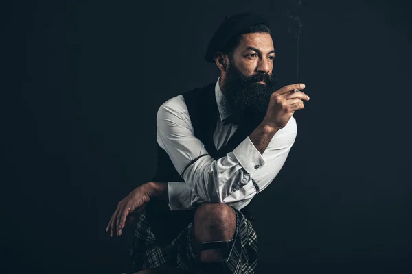 Schotte raucht eine Zigarette — Stockfoto