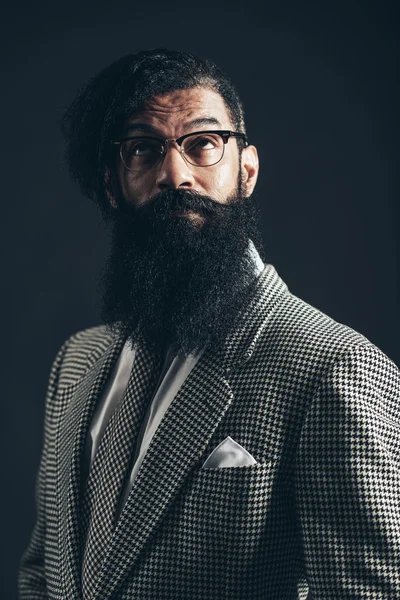 Hombre reflexivo en traje formal —  Fotos de Stock