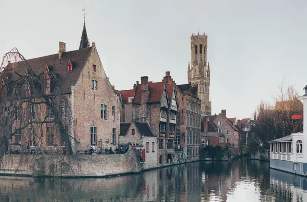 Canal a través del casco antiguo Brujas — Foto de Stock