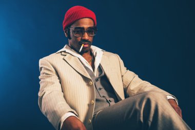 Bir sigara endişeli Afro-Amerikan adam