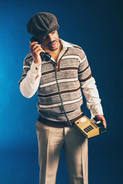 Afro homem segurando telefone — Fotografia de Stock