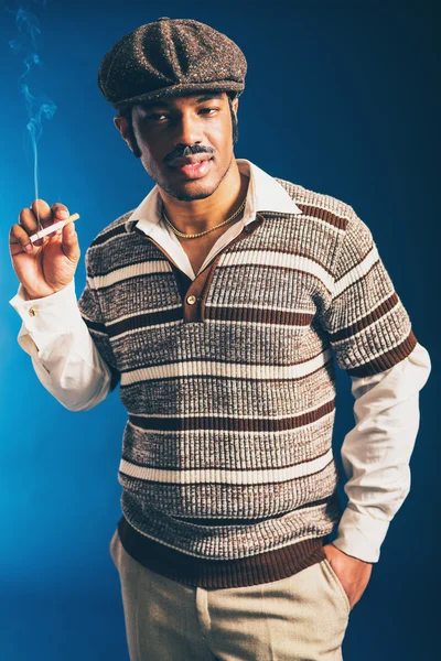 Muž stojící kouření — Stock fotografie
