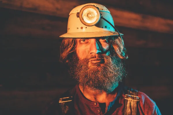 Minatore che indossa casco lampada — Foto Stock