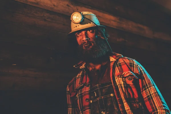 Minatore che indossa casco lampada — Foto Stock