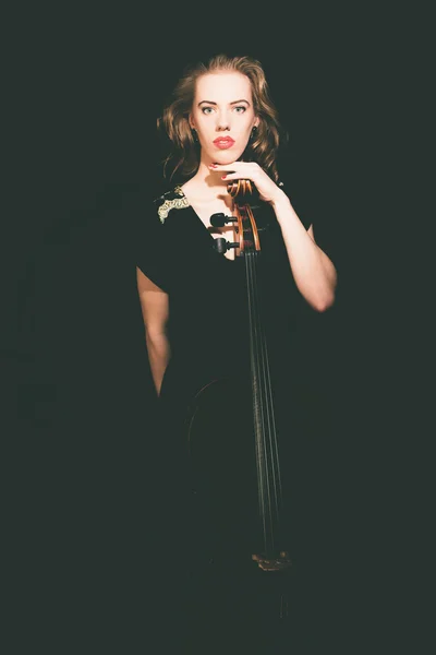 Serious Lady Leaning on a Cello, — Stock Photo, Image