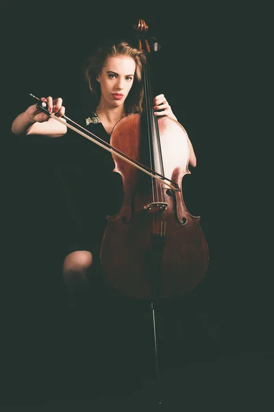 Femme jouant du violoncelle — Photo