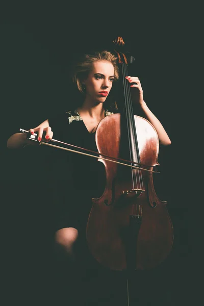 Jeune violoncelliste classique — Photo