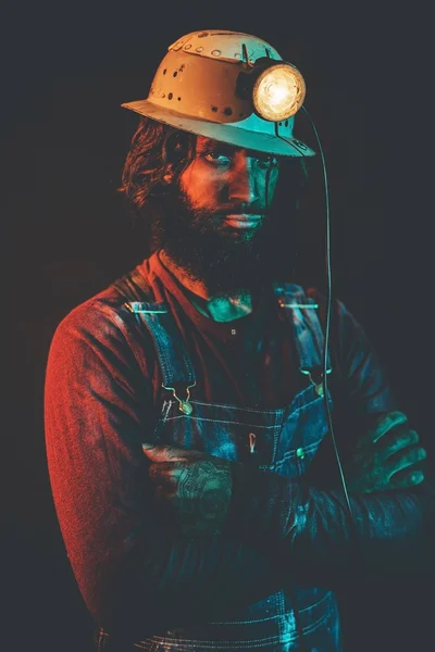 Masculino mineiro vestindo capacete lâmpada — Fotografia de Stock