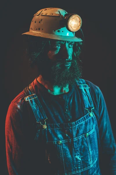 Masculino mineiro vestindo capacete lâmpada — Fotografia de Stock