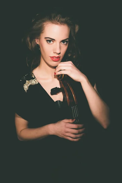 Lockande kvinnliga Cellist — Stockfoto