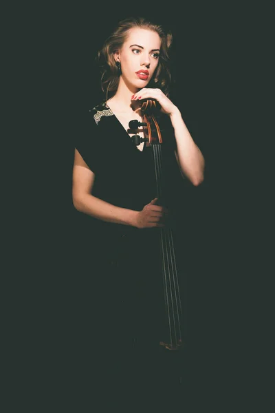 Elégante jeune violoncelliste — Photo