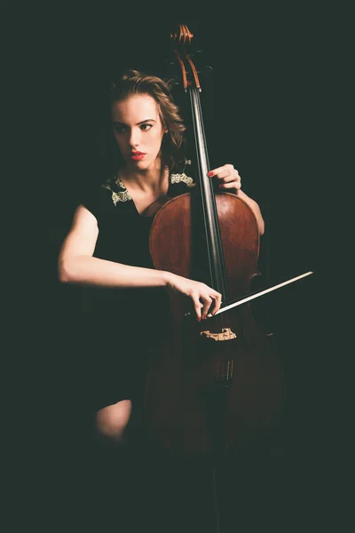 Женщина играет на виолончели — стоковое фото
