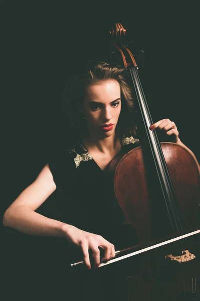 Jeune femme jouant du violoncelle — Photo