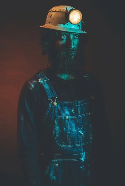 Masculino mineiro vestindo capacete lâmpada — Fotografia de Stock