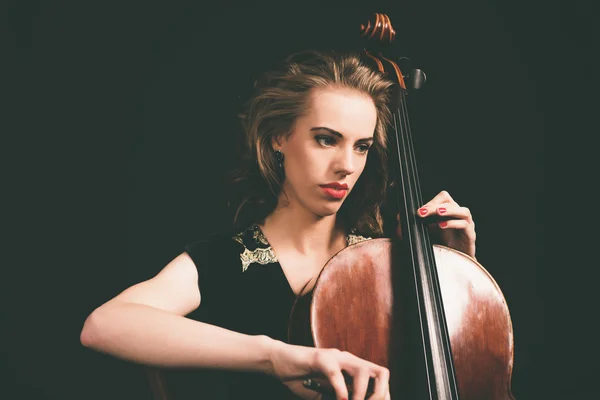 Pretty young female musician — Stock Photo, Image