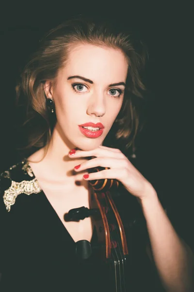 Jolie violoncelliste classique — Photo