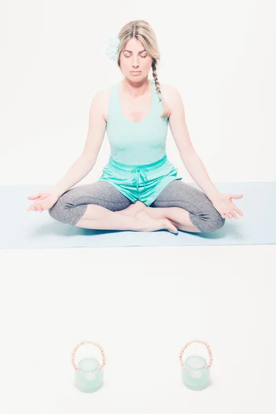 Barefoot vrouw vergadering mediteren — Stockfoto