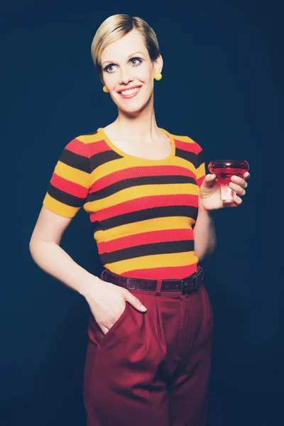 Vrouw met een glas drank — Stockfoto